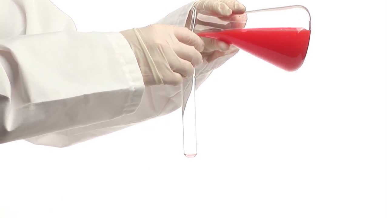 화학 물질 을 조사 하는 실험실 기술자