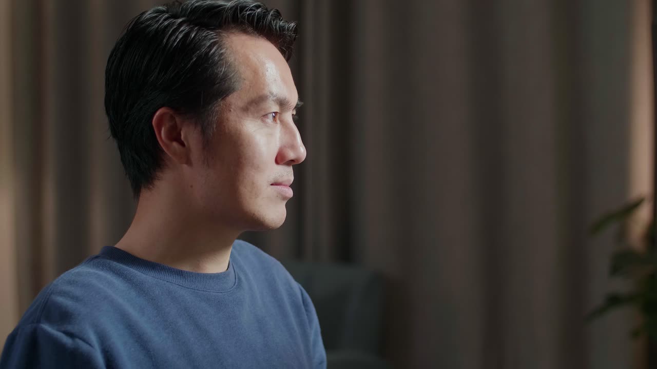 사려 깊은 자세로 있는 남자