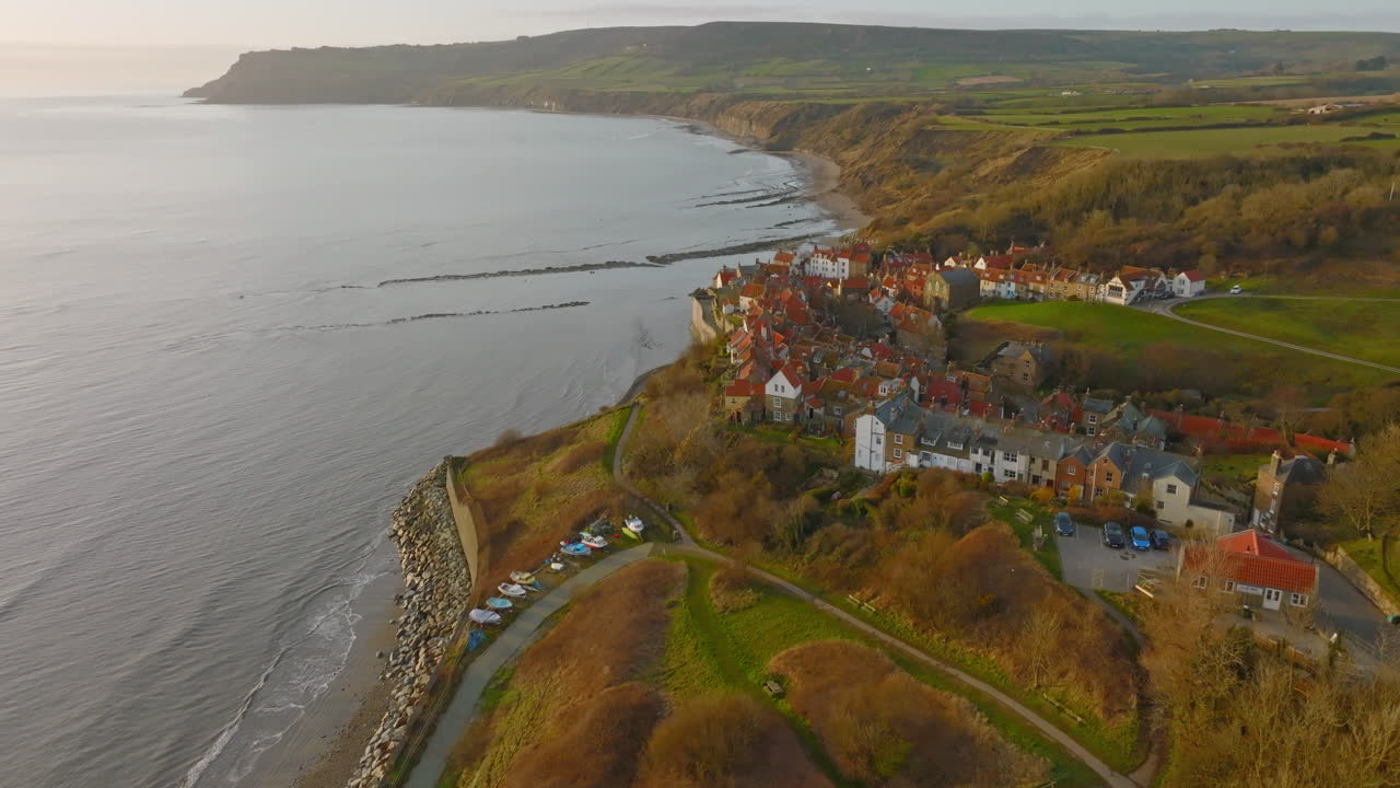 Costa del Patrimonio di North York Moors, Baia di Robin Hood, volo aereo con drone sul villaggio di RHB al mattino presto da nord a sud, DJI Mavic 3 Cine Prores 422 Marzo 2022 Clip 1