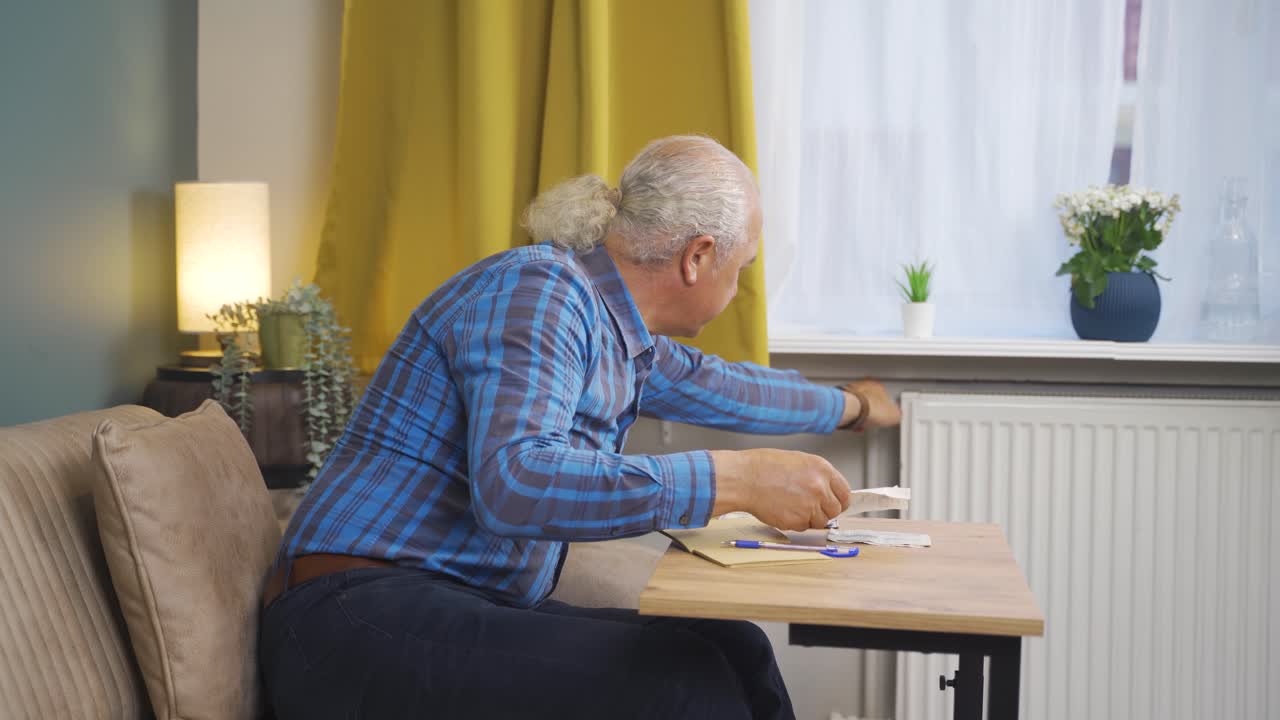 히터를 만지고  ⁇ 브를 끄는 사람.