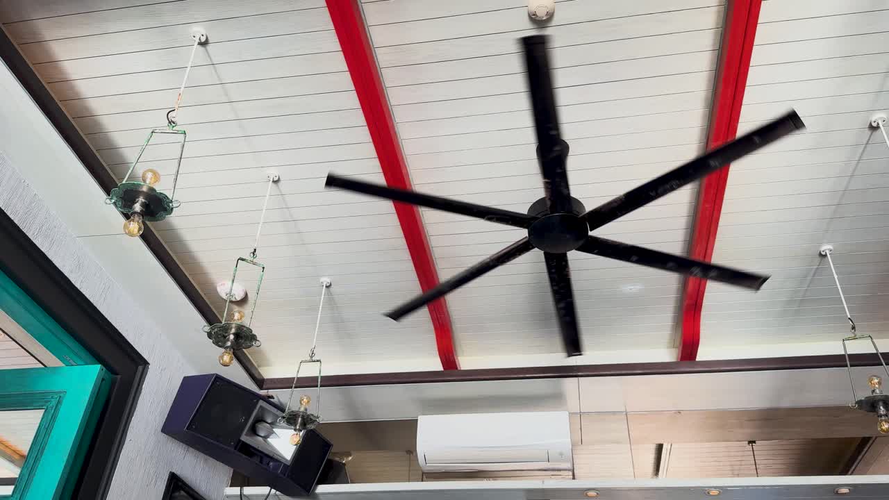 interior elegante con ventilador de techo y elementos decorativos