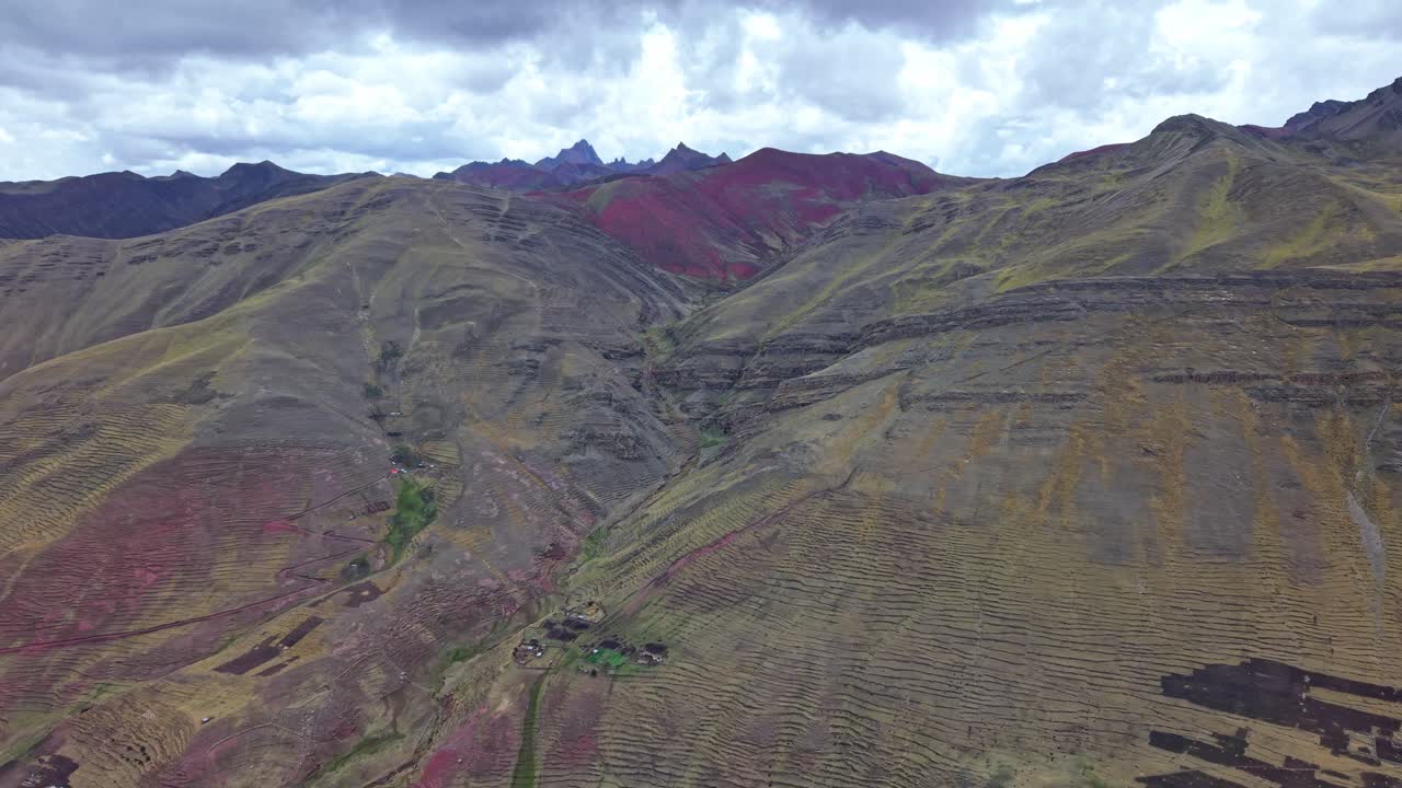Peru'daki Kızıl Vadi dağlarına doğru ileri uçan dron.