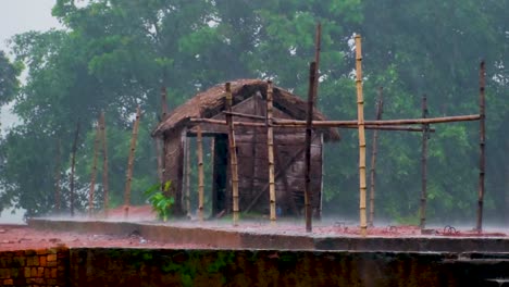 Día-Lluvioso-En-Un-Sitio-De-Construcción-Rústico-Con-Una-Cabaña-En-La-Zona-Rural-De-Bangladesh