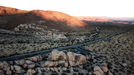 toma aérea del estacionamiento del área de picnic de roble vivo en el parque nacional joshua tree, estados unidos