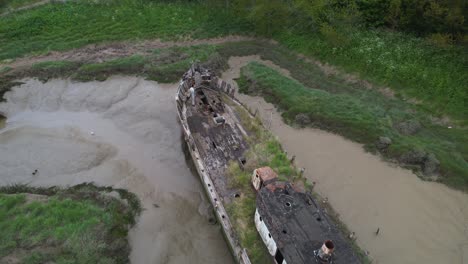 vista aérea del barco de madera hundido en decadencia