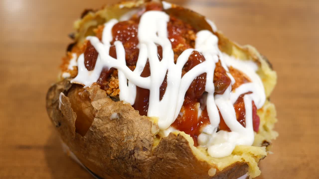 наполненный запеченный картофель