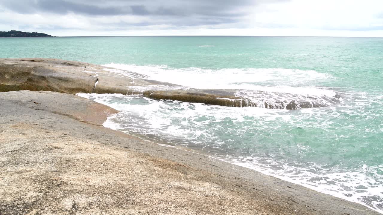 пейзаж. море. горизонт. океанские волны бьются о скалы