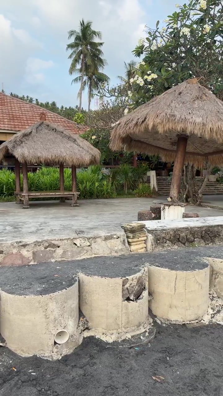Gazebo tradizionali con tetto di paglia su una spiaggia tropicale