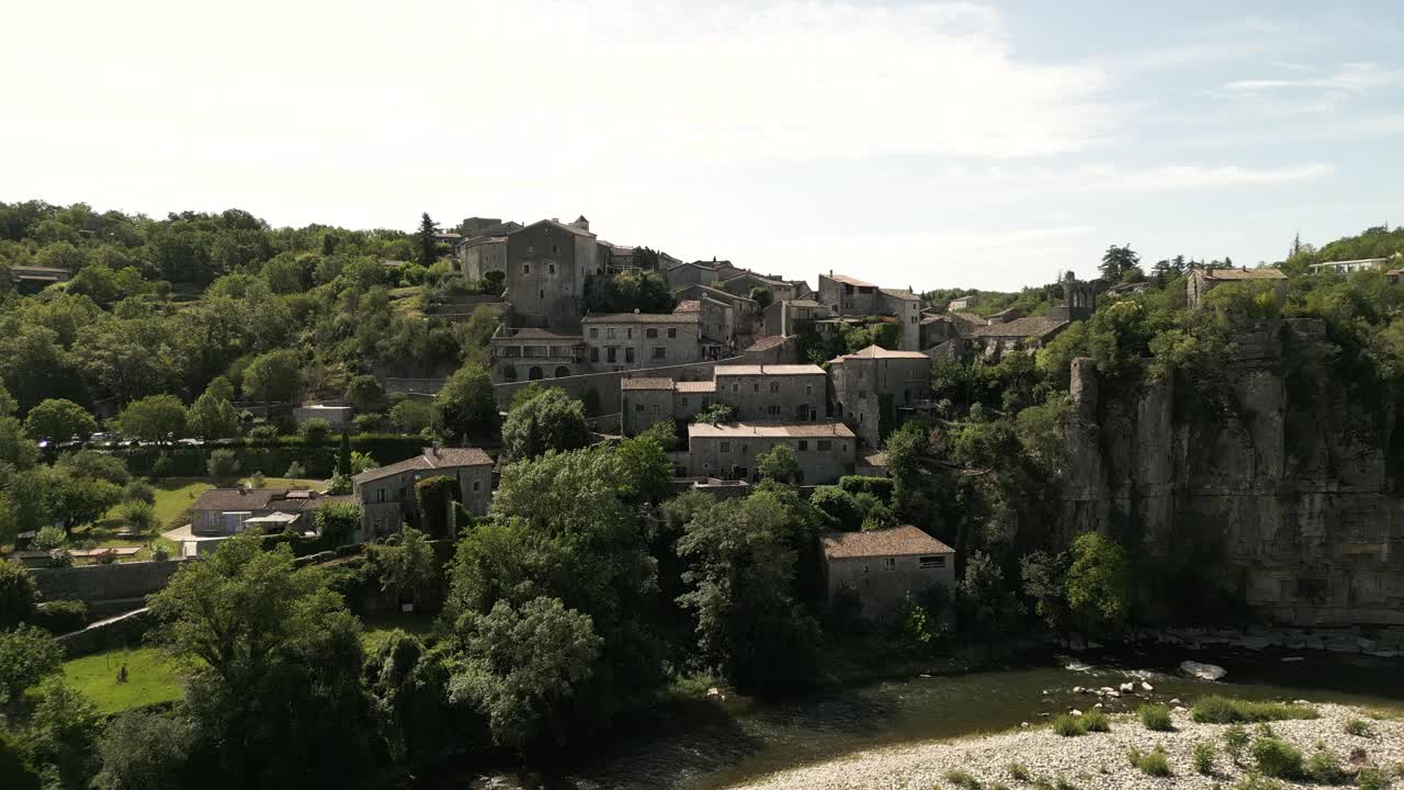 夏の南フランス、アルデシュ地方の丘の中腹にある小さな古いフランスの村バラズックの空撮
