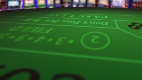 Ein-Würfelpaar,-Das-Auf-Einen-Craps--Oder-Crapaud-Tisch-Mit-Glitzernden-Pokerautomaten-Vor-Einem-Casino-Hintergrund-Geworfen-Wird---Craps-Wurf---Durchsichtiger-Roter-Würfelwurf-Mit-Einem-Paar-Fünfen