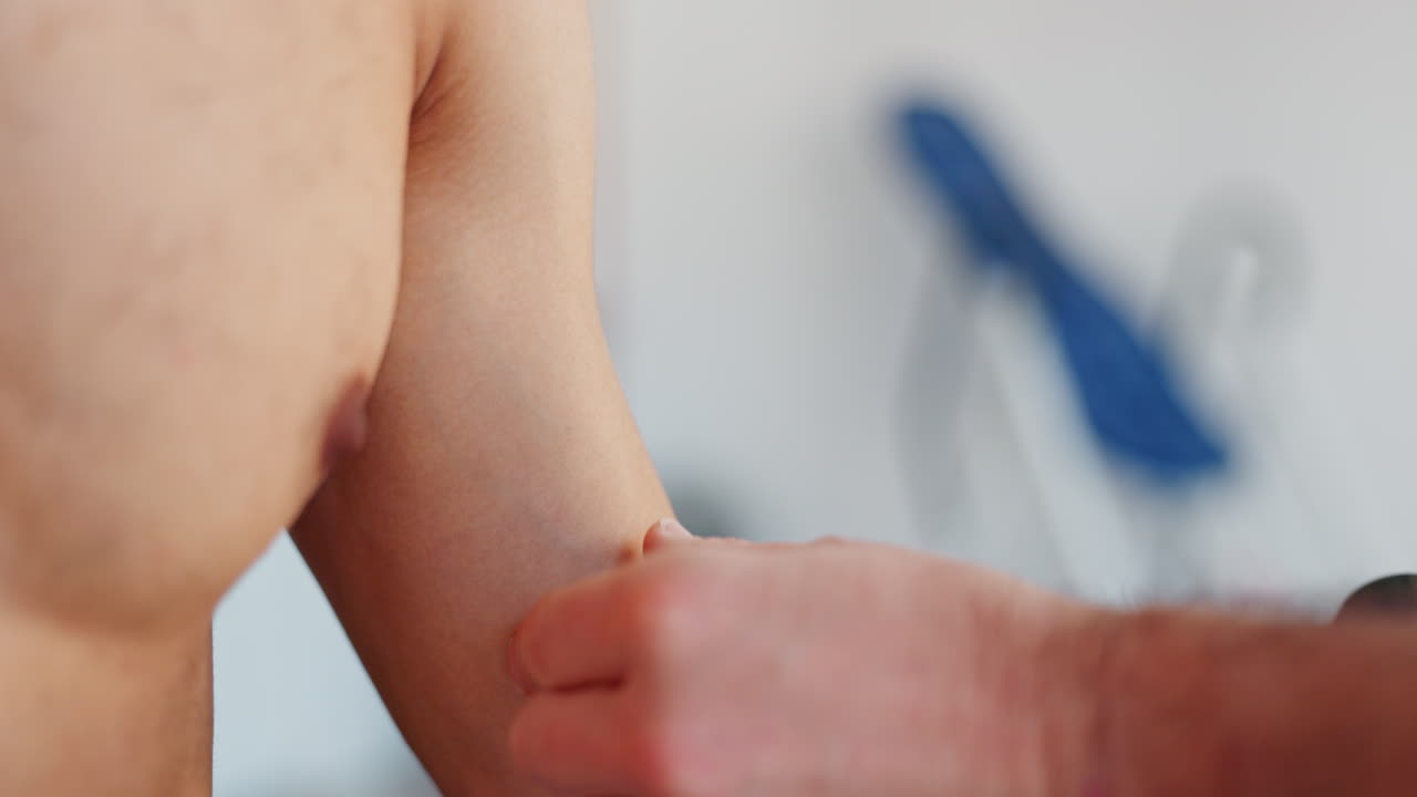 grasa corporal, hombre y prueba de fisioterapia de la mano