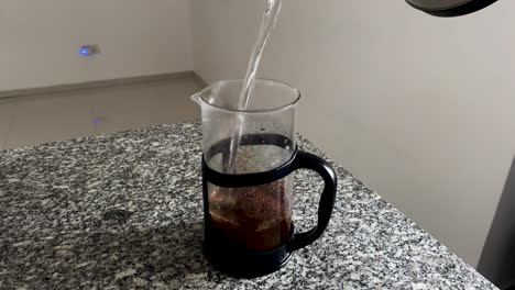 agua servida en una prensa francesa
