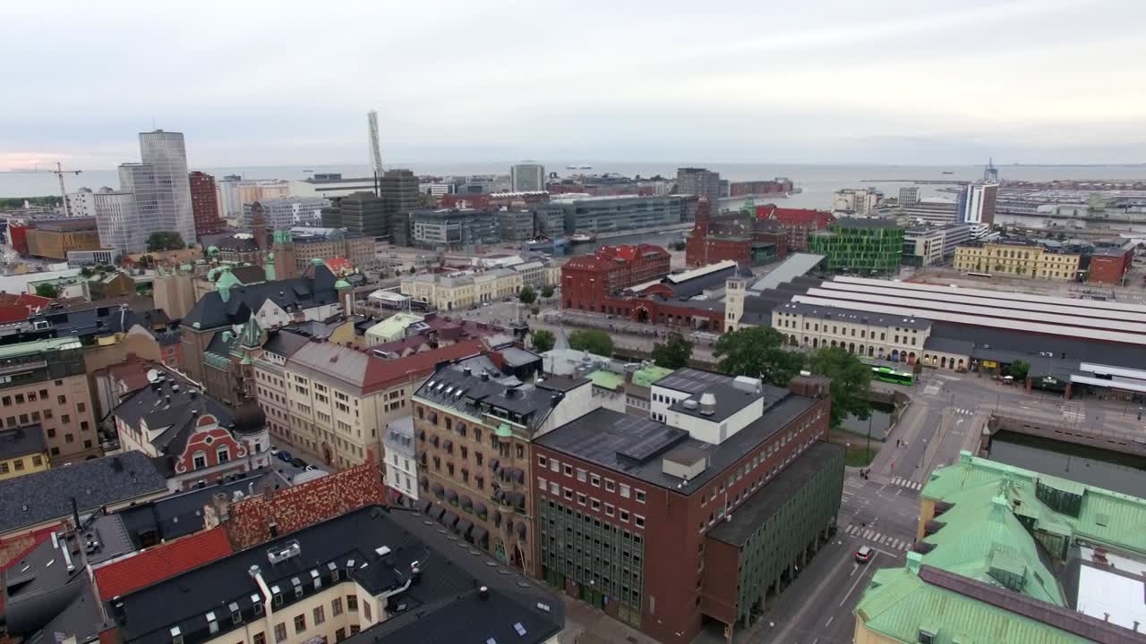 fotografía aérea de una iglesia en la ciudad de malmö en suecia. drone volando sobre el edificio de la iglesia y el paisaje urbano