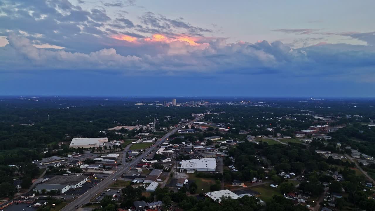 그린빌, sc 다운타운을 향해 밤에 날아갑니다.