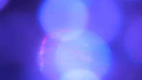círculos de luz púrpura borrosa efecto bokeh moviéndose alrededor
