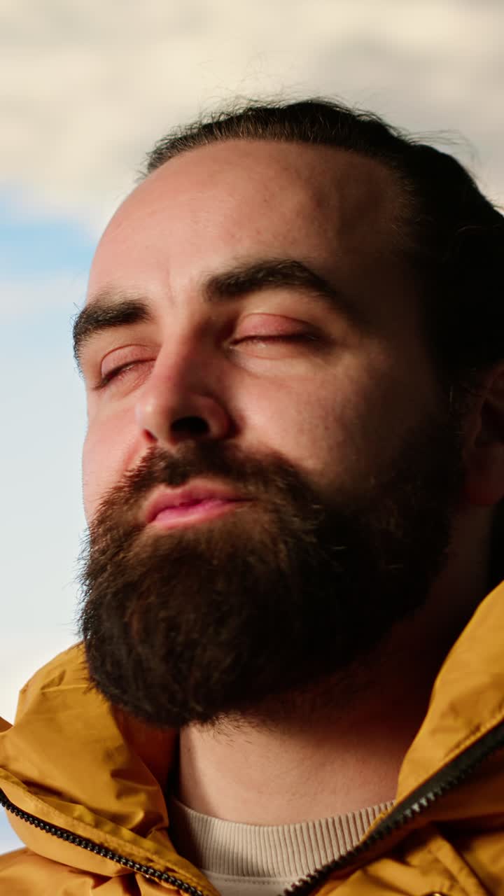 Uomo barbuto che fa respiri profondi e medita all'aperto
