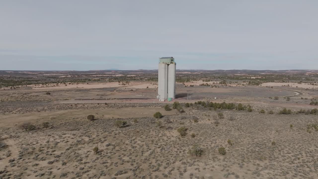 Luchtfoto met een drone, draaiend van rechts naar links boven het Black Mesa-steenkoolmijnbouwcomplex nabij Kayenta in het noorden van Arizona. Industriële energie-infrastructuur gelegen op Navajo Nation-land in het Amerikaanse Zuidwesten
