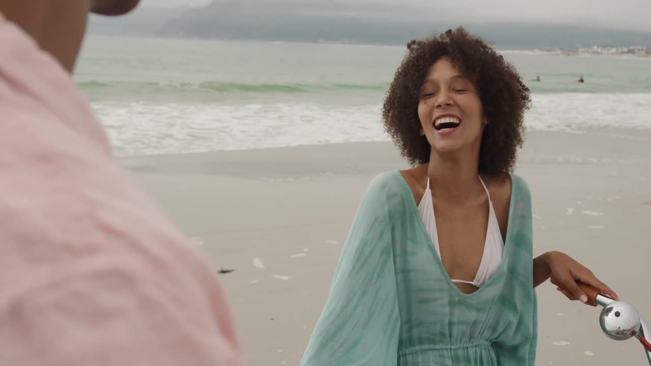 바 ⁇ 가 에서 자유로운 시간 을 즐기는 부부