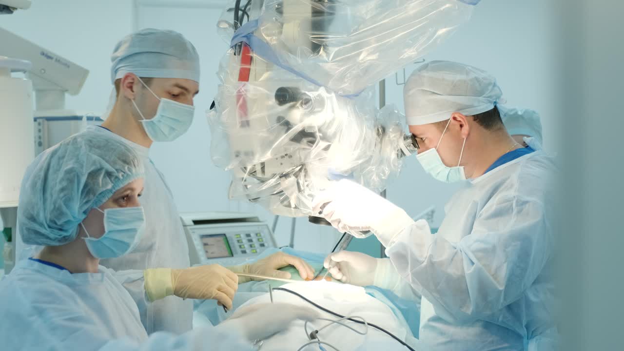 외과 의사들은 수술을 하고 현미경을 통해 봅니다.