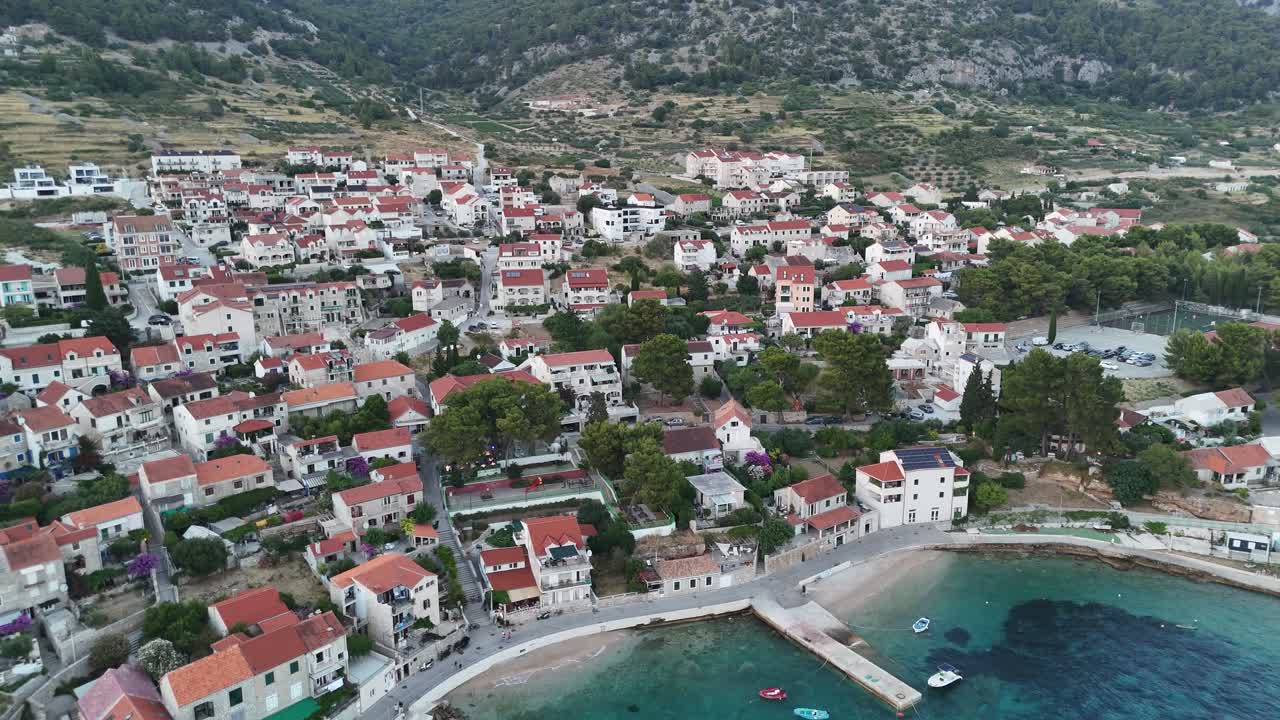 Město Bol, přístav, ostrov Brač, Chorvatsko, letecký pohled dronem, léto, balkánská země, Jaderské moře, Dalmatské pobřeží