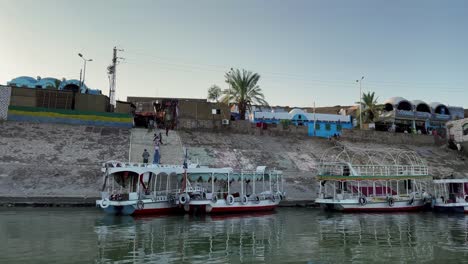 colorido pueblo nubio a orillas del río nilo cerca de asuán