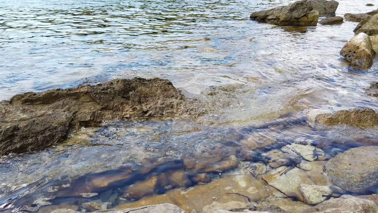 Onde su una spiaggia rocciosa vicino a Soline sull'isola di Meleda in Croazia nel Mare Adriatico