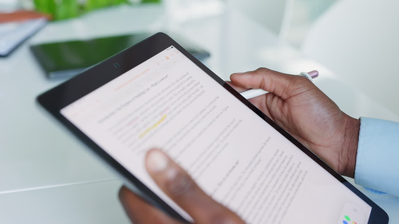 manos de abogado negro o estudiante de derecho haciendo investigación