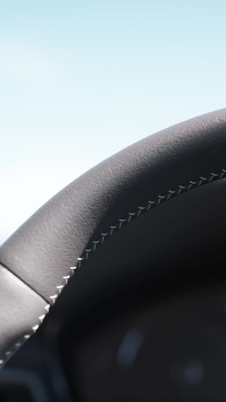 primer plano de un volante de cuero gris