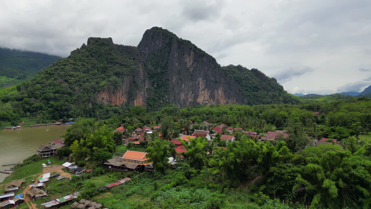 el río mekong sopla alrededor de la aldea de pak ou cerca de luang prabang, laos.