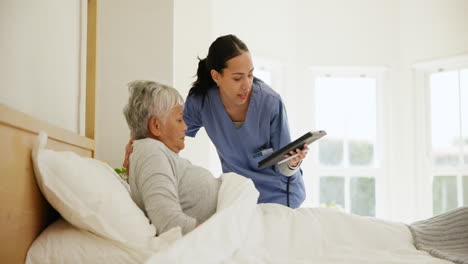 Ältere-Frau,-Krankenschwester-Und-Ruhestand-Im-Schlafzimmer