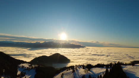 瑞士高原在冬季的黃金時間覆蓋著厚霧的美麗景色,背景是阿爾卑斯山 - - 瑞士的空中拍攝