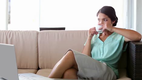 mujer de negocios tomando café afuera