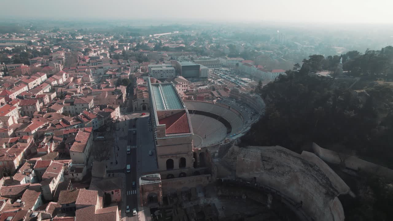La città di Orange nel sud della Francia, con il suo antico teatro all'aperto e il suo parco collinare