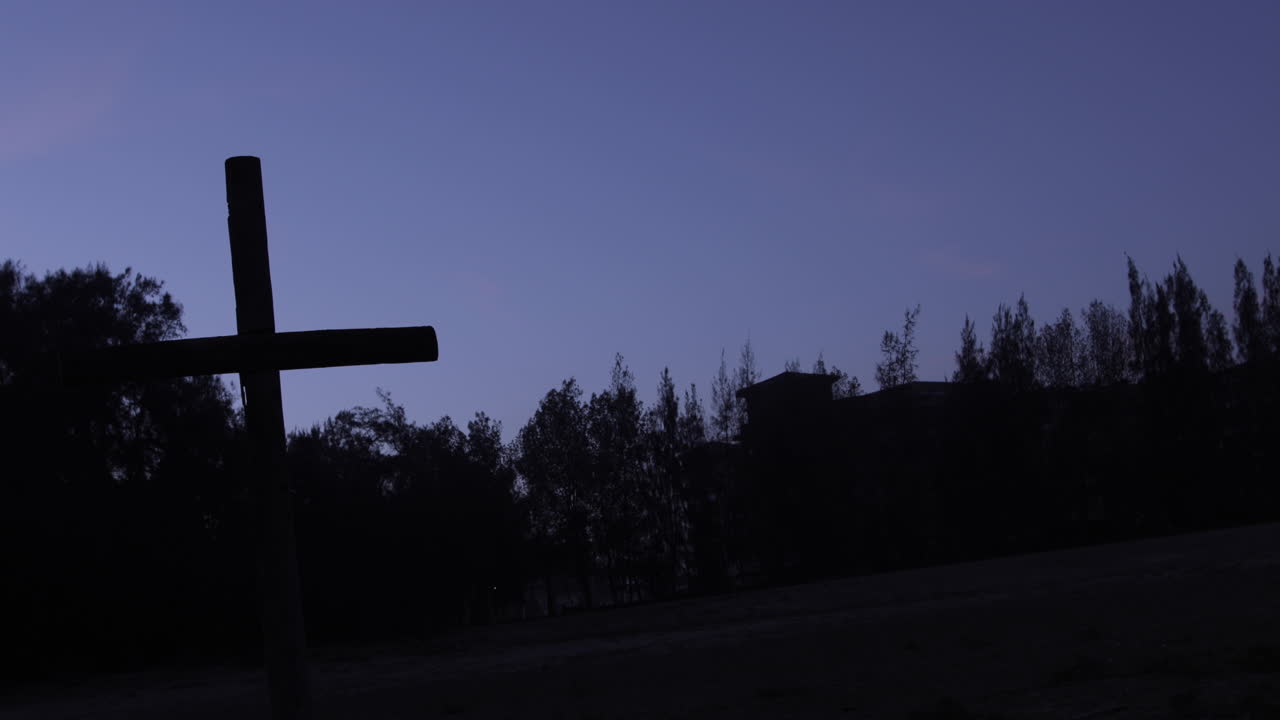lapso de tiempo del amanecer en la cruz de madera en el valle por la noche