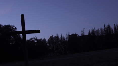 Zeitraffer-Des-Sonnenaufgangs-Am-Holzkreuz-Im-Tal-Bei-Nacht