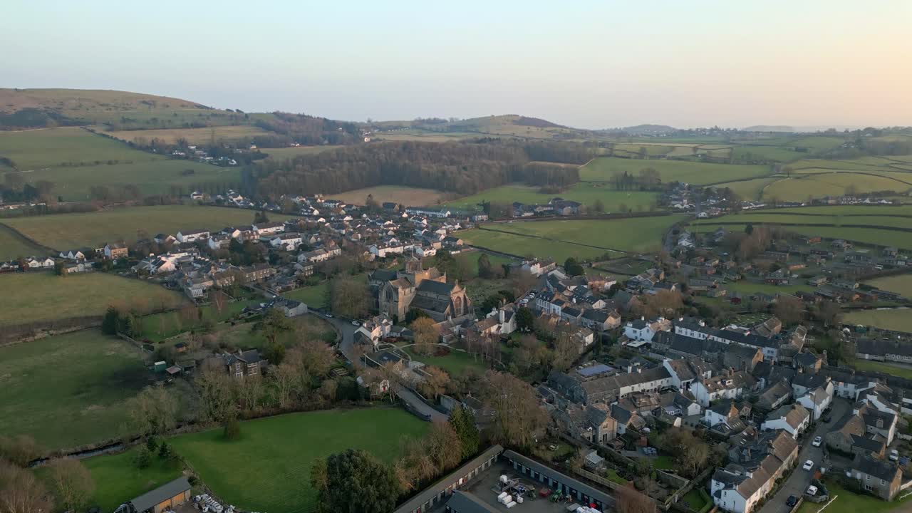 imágenes aéreas de drones del pueblo medieval de cartmel en el distrito inglés de los lagos tiene un rico patrimonio y una variada lista de actividades para visitantes y turistas