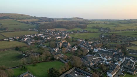 Luftdrohnenaufnahmen-Des-Mittelalterlichen-Dorfes-Cartmel-Im-Englischen-Lake-District.-Es-Verfügt-über-Ein-Reiches-Erbe-Und-Eine-Vielfältige-Liste-An-Aktivitäten-Für-Besucher-Und-Touristen