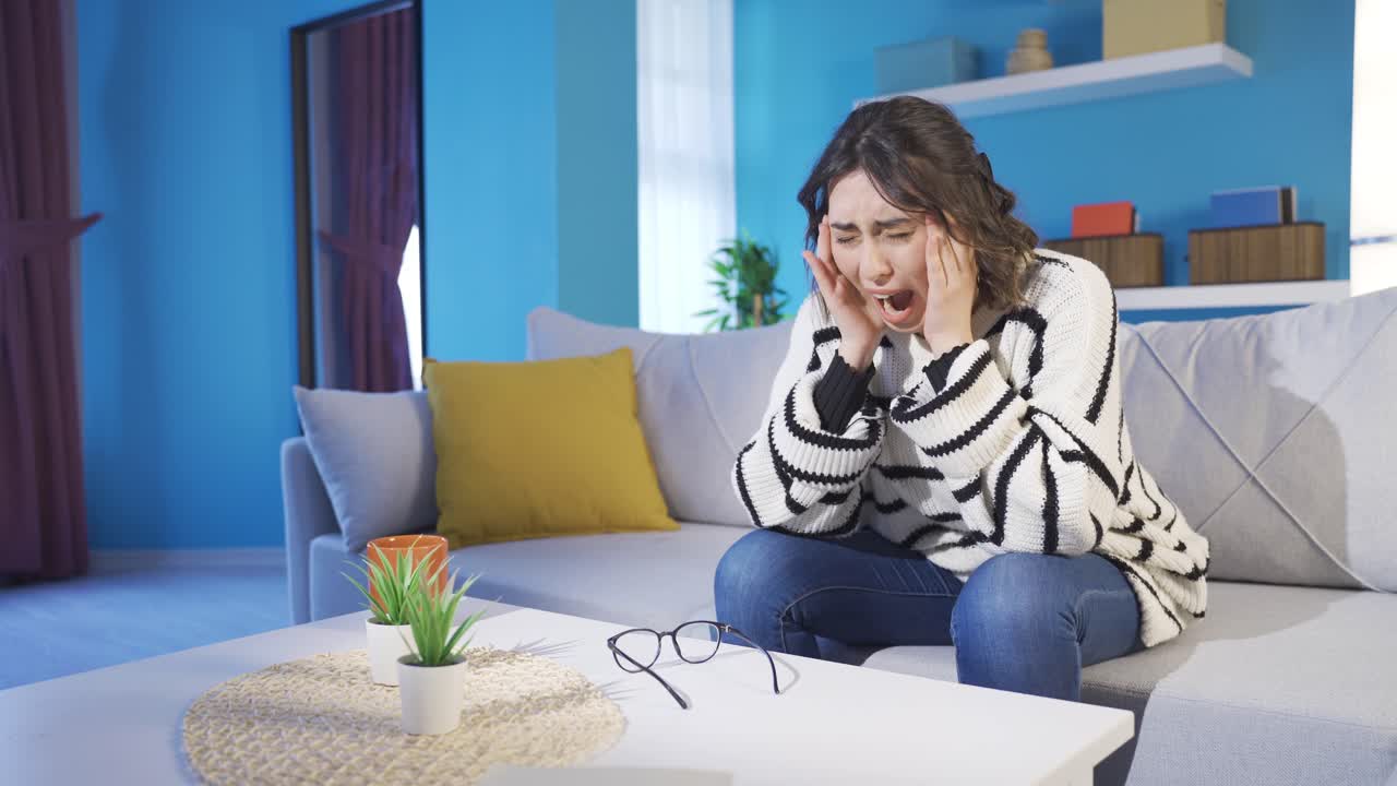 우울증에 걸린 여자가 비명을 지르고 울고 있습니다.