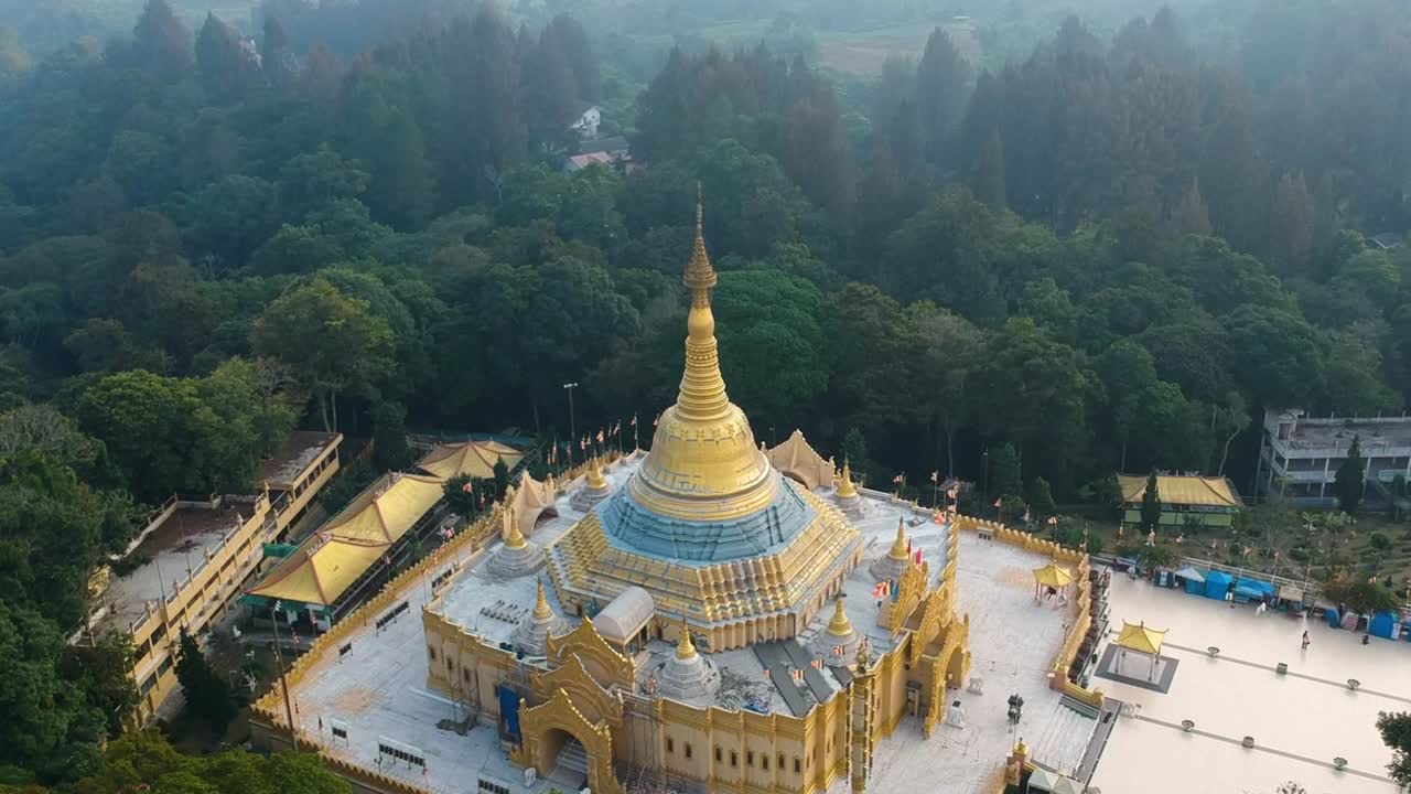 drone del templo budista con pagoda dorada en el parque natural de lumbini o taman alam lumbini en desa dolat rayat, berastagi en el norte de sumatra, indonesia