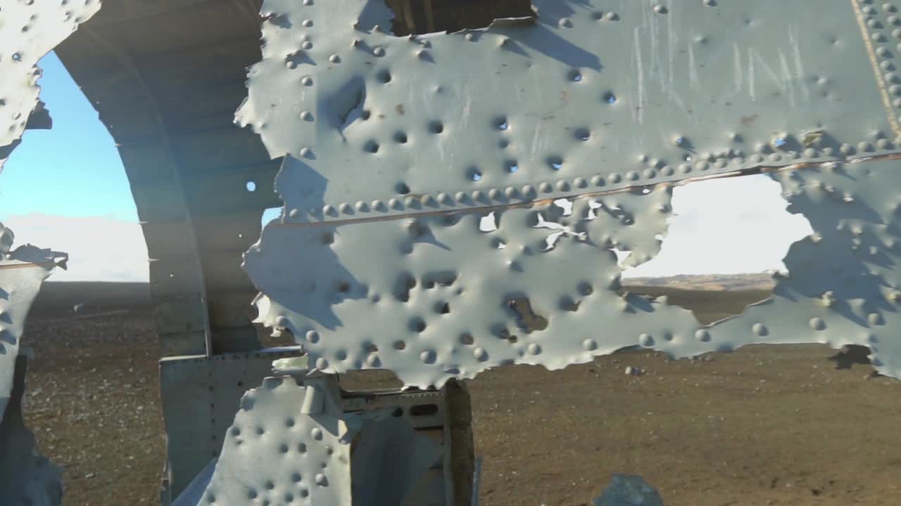 오래 된 비행기 잔해 가까이