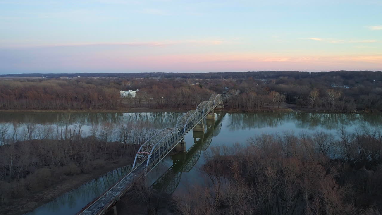 vista aérea del nuevo puente de armonía que conecta el condado de white, illinois y la ciudad de nueva armonía, indiana