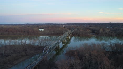 vista aérea del nuevo puente de armonía que conecta el condado de white, illinois y la ciudad de nueva armonía, indiana