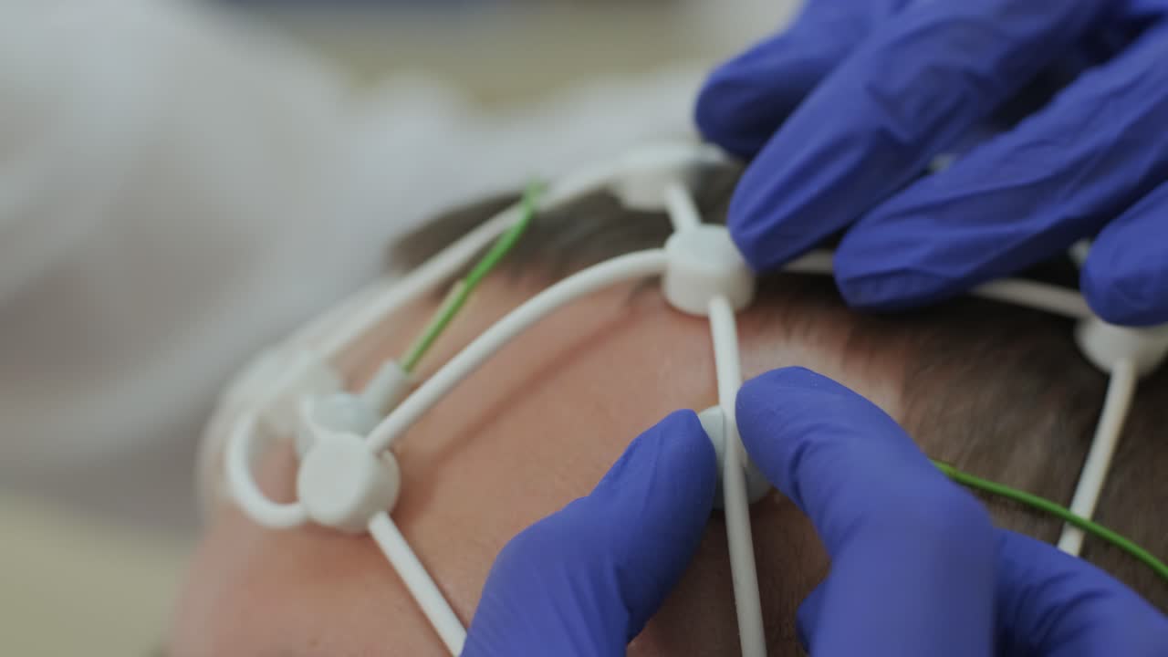 Test del cervello del paziente utilizzando l'encefalografia in un centro medico