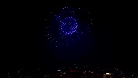 도시의 밤하늘에 기하학적 모형을 보여주는 드론쇼, 신기술에 의한 이미지 합성