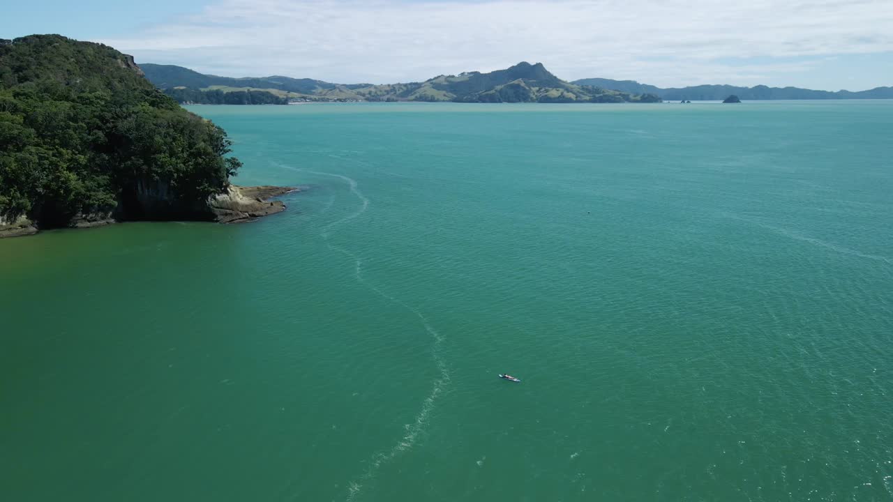 경치 좋은 곳을 떠 다니는 패들 보드에 누워있는 소녀