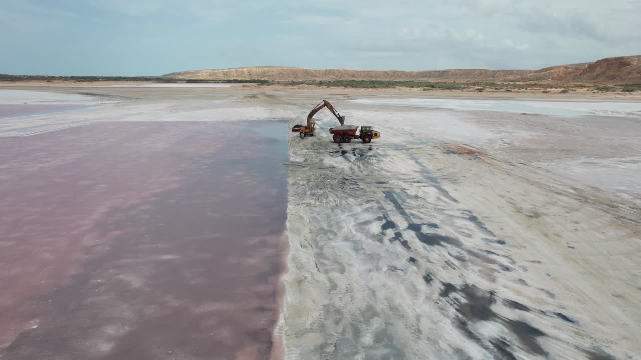 Vista aerea dell'estrazione del sale ad Araya con un trattore al lavoro