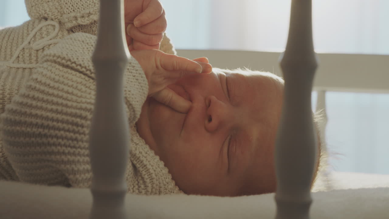 Bambino che dorme in una culla