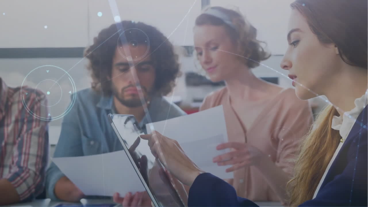 animación de la red de conexiones entre diversos colegas que utilizan la tableta en la oficina