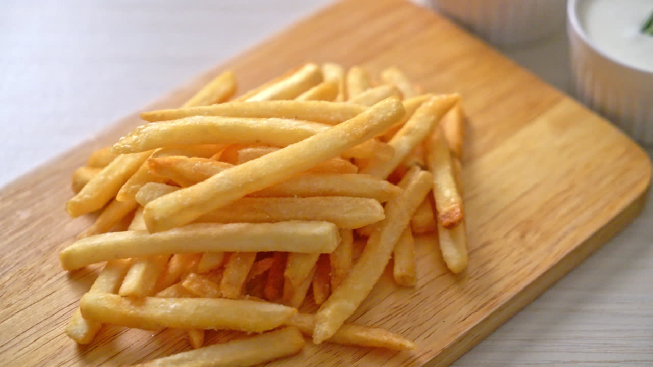 Patate fritte o patatine fritte con panna acida e ketchup