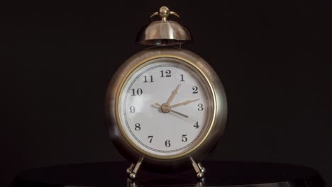 horario de ejecución del despertador en fondo negro
